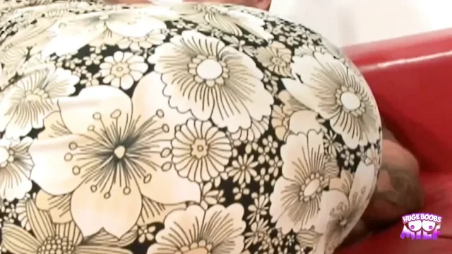 Lucky Mf Gets to Have a Threesome with Hot Bitches and Gives Them a Cumshot