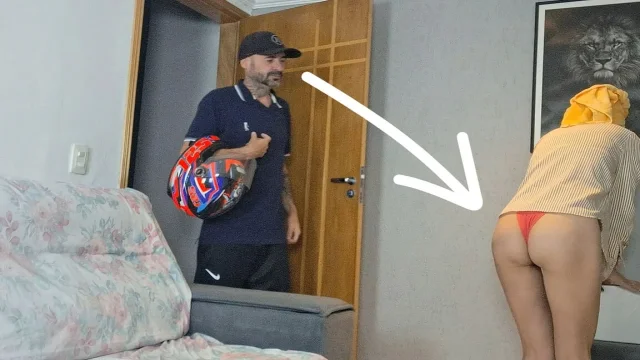 Married Woman Receives Ifood Delivery Man Without Panties