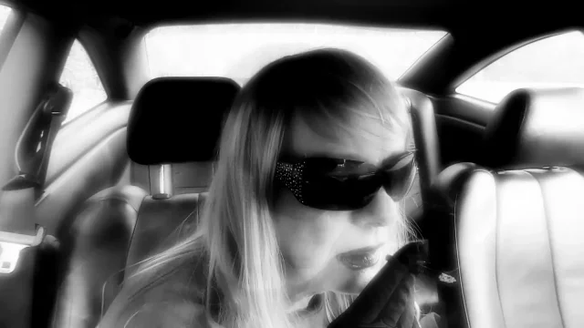 MRS RUTHIE CAR SMOKING MORE120 MENTHOL with GLOVES and SUNGLASSES