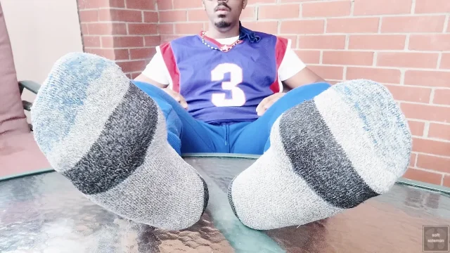 touch and show my male feet in the solarium 2025
