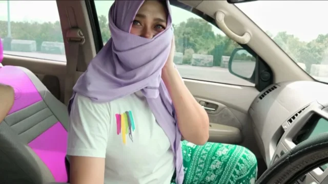 Indo viral Siswi berhijab nyepong kontol di dalam mobil sambil nyetir tantangan