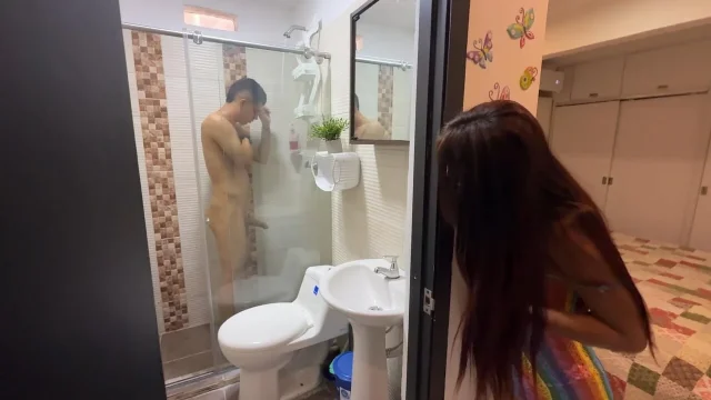 I masturbate watching my little stepsister take a bath