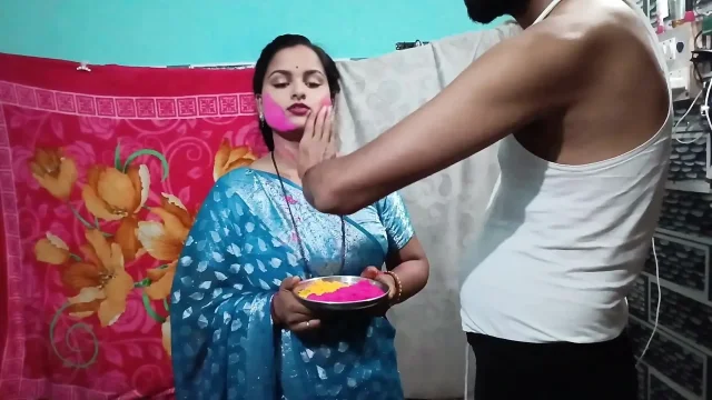 If Desi Bhabhi's husband did not come home in Holi then Holi was celebrated with