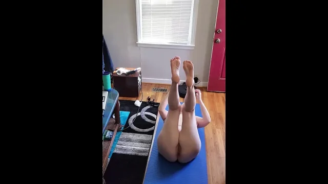 Hot MILF Does Some Good Naked Yoga To Jerkoff To
