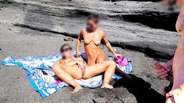BEACH DICKFLASH FOR TWO GIRLSmy friend Fede goes to the beach with a friend of