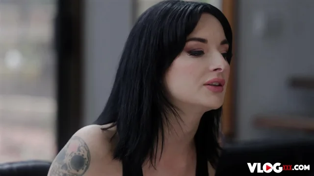 Tattooed Babe Lysagna Del Ray Shows Her BTS Erotic Performance