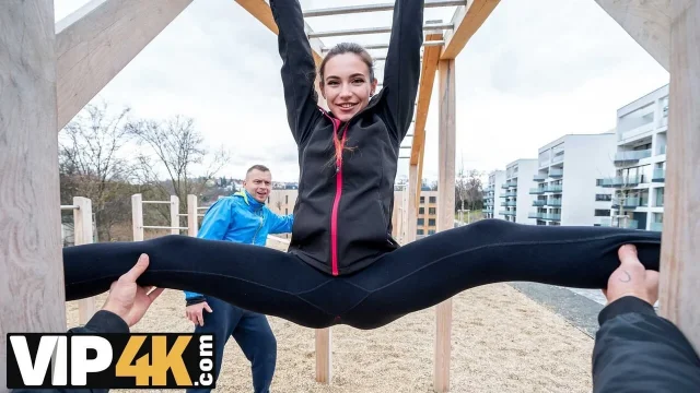 HUNT4K She ripped her leggings and sucked stranger's cock in front of her BF for new ones