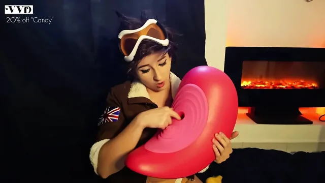 Yndige Cammy Har Forblffende Orgasmer I Sin Vibrerende Stol tracer Cosplay