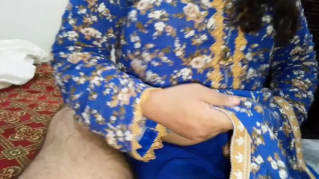 Daughter-in-law caught by surprise while serving father-in-law - Hindi audio