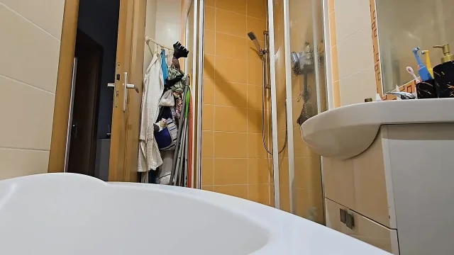 My friend let me take a shower at her bathroom She has no idea that I'm filming