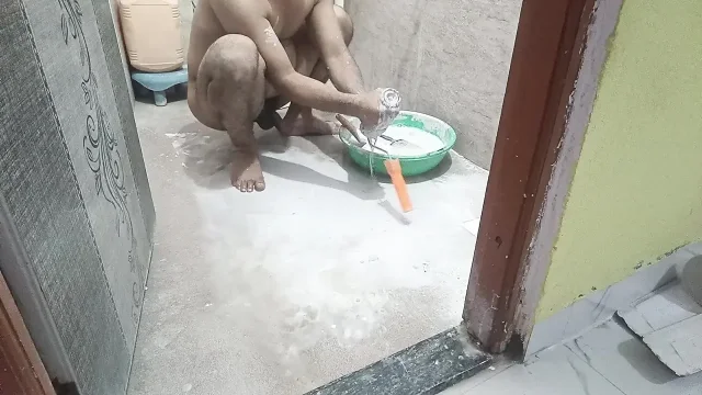 Nanga hokar denting painting chal rahi hai