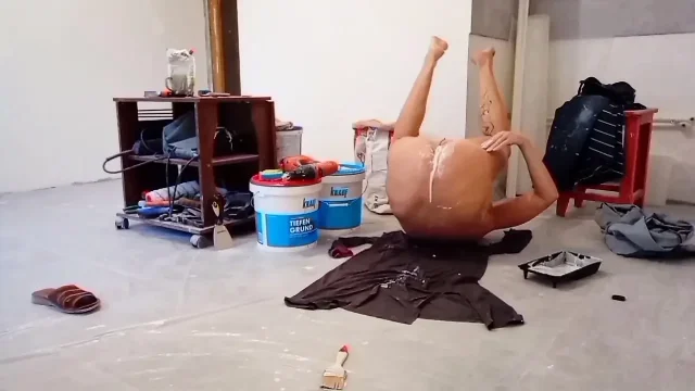 milf painter pours paint into her pussy