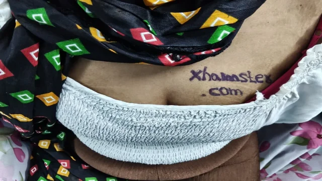 Indian Aunty tattoo customer had sex with her unexpectedly while getting tattoo Romance Desi xvideos Hindi and Telugu