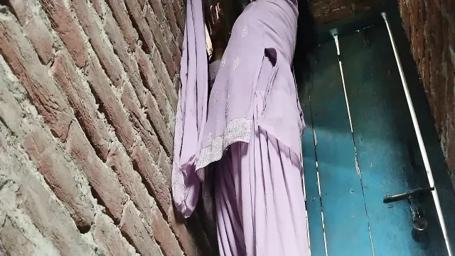 Desi aunty ko kapde badalte bade bade boobs dabaya