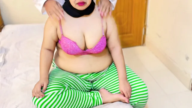 Arab Beautiful Young Granny Gets Sensual Body Massage From Grandson without condom Service Ends in Risky Creampie