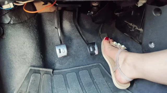 Pumping car pedals and accelerating at full throttle with low flip-flops