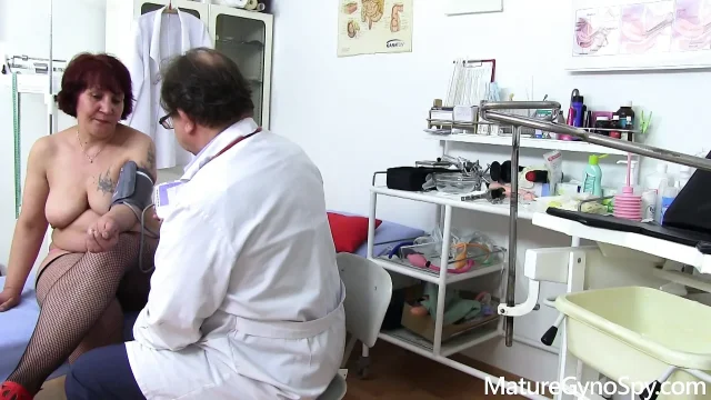 Mature gyno - kinky gynecologist records his mature chubby female patient on a cam