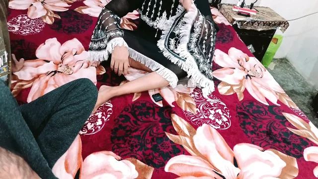 Indian Desi Aunty Checkee her Servant How he Fuck her And Servant Put his Dick