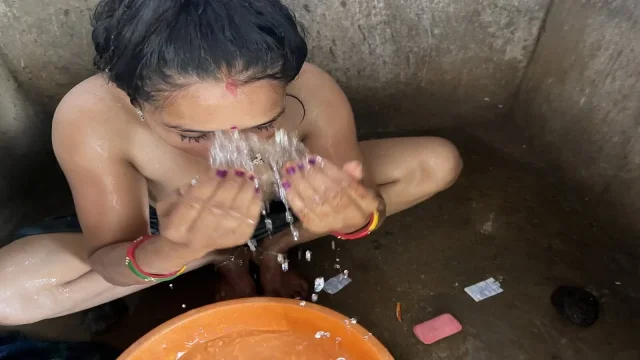 Bhabhi bathroom me nahati hui