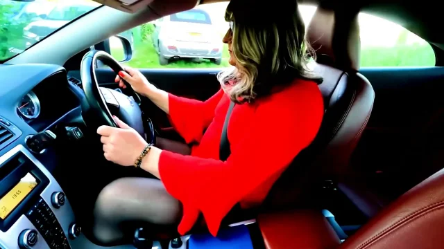 Amateur crossdresser Kellycd2022 masturbating in the sun