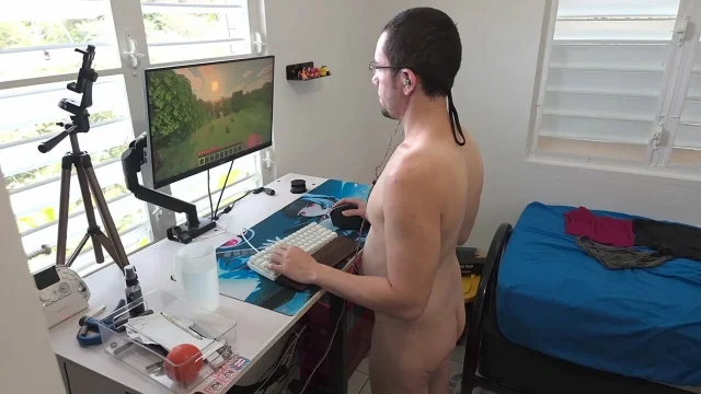 A HORNY NAKED MAN PLAYS MINECRAFT 4