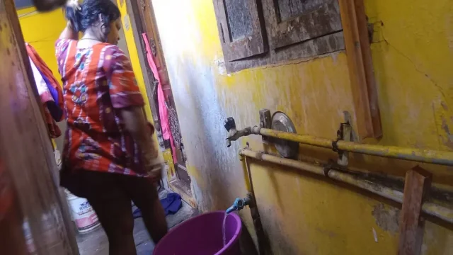 I secretly took a video of my girlfriend taking a bath in the bathroom She's so beautiful