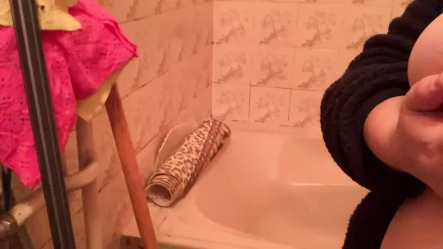 Naked babe in the bathroom