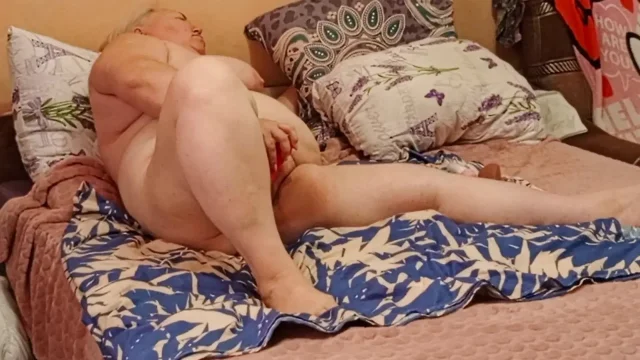 Neighbor masturbates and longs for a big black cock in her holes