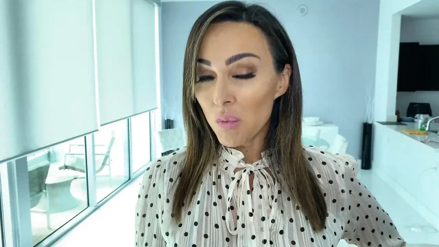 Hot Aussie Stepmom Gets Freaky and Eats My Ass