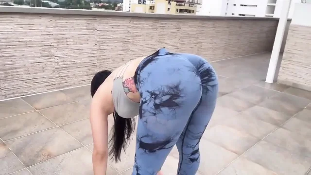 I Fuck a Nice Dick While Working Out and Tear My Leggings