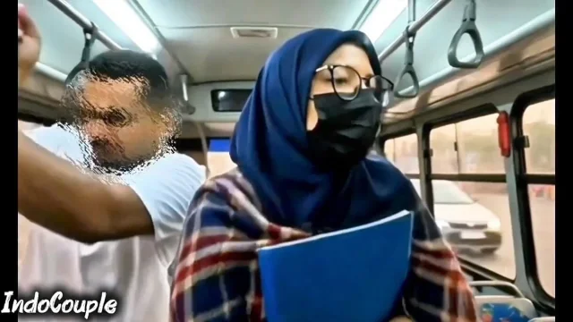 Murid sekolah murid nakal ini muasin dirinya sendirian di dalam bus starnger