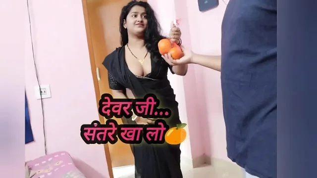 Desi Village Bhabhi came to my room with fresh Oranges and I fucked her pussy in return