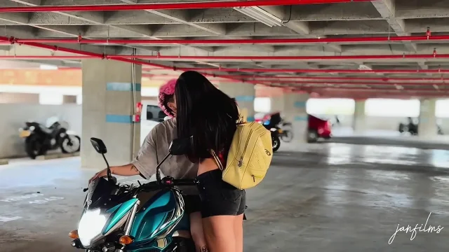 I'M COMING How good it feels to have my fingers wet with my girlfriend's cum in the river