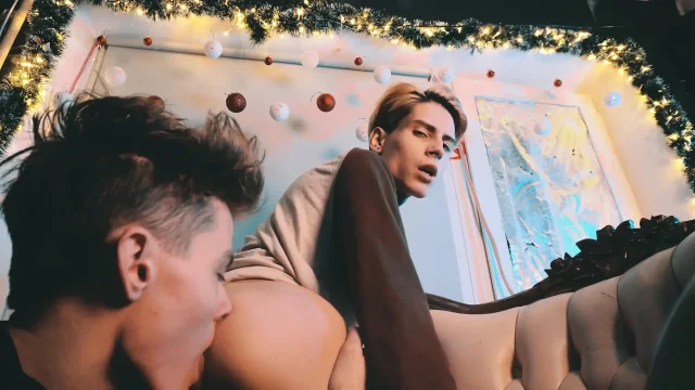 Sweet couple of guys had hot sex on the eve of Christmas