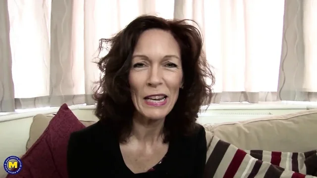 Gorgeous mature vibrates her hairy cunt at the casting