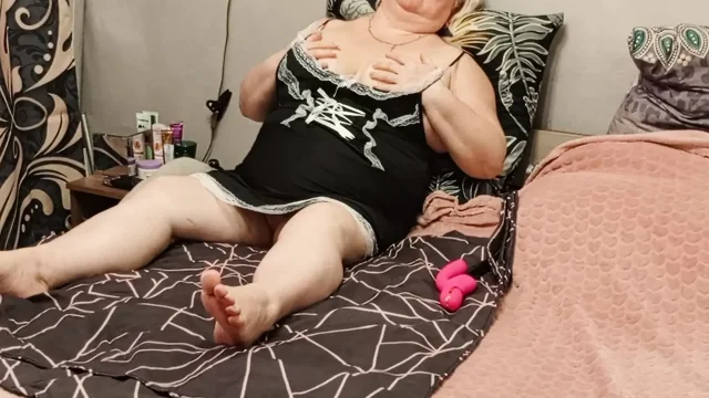 Stepmom's pussy wants a big dick