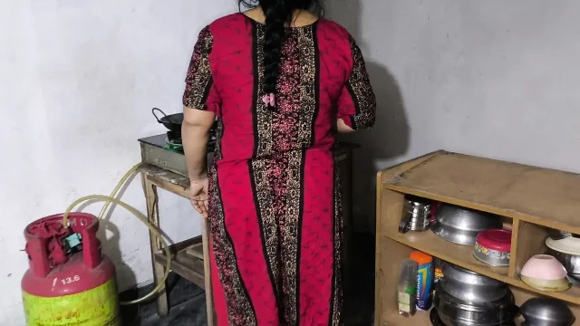 My aunty was cooking so I hugged her and started fucking her in the ass