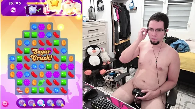 HORNY NAKED MAN PLAY CANDY CRUSH SAGA 3