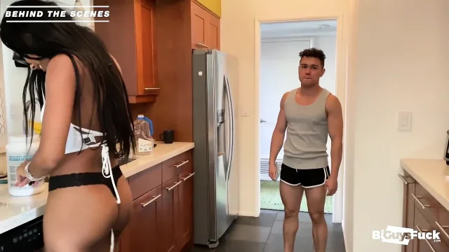 19yo Brianna Watches Guys Kiss & Taps Out Giggling