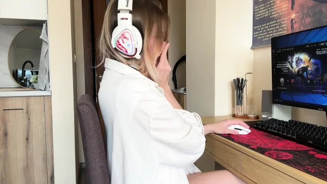 UwU Gamer Girl Gets Too Flustered
