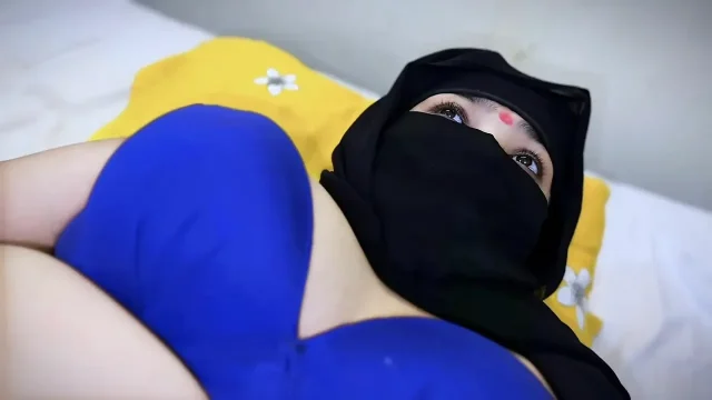 hijab & Niqab muslim girlfriend send me pussy licking video in early morning -