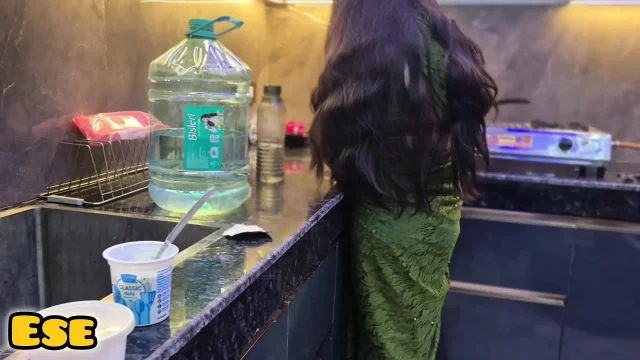 Tharki Boss Ne Apne Employee ki Biwi ki Chudai Ki uske Ghar pe