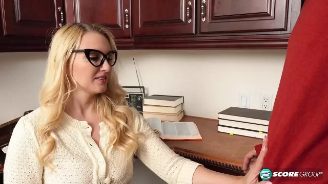 40 year old beauty Julia Robbie fucks 21 year old