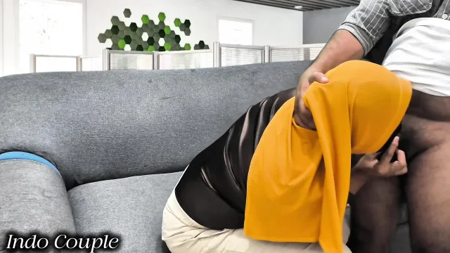Gadis berhijab berhubungan seks dengan bos untuk dipromosikan di seks kantor