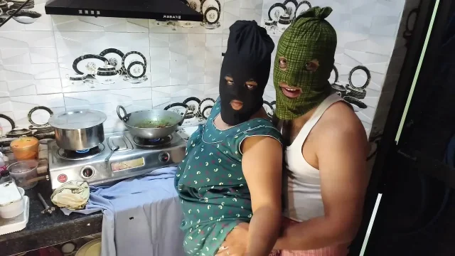 Bhabhi did maze kitchen with her brother in law hard fuck while husband was on duty