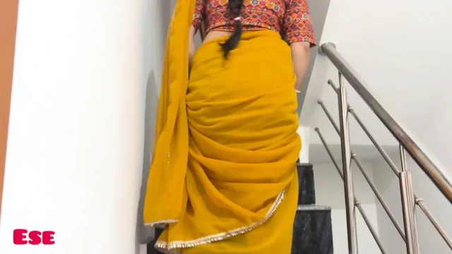 Maalkin Ne Naukar ko Padka Stairs Par MOOTH-Marte Hue