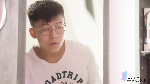 Horny Nerd with Magic Game Controler Fucks Hot Stepsis Li Zhiyan