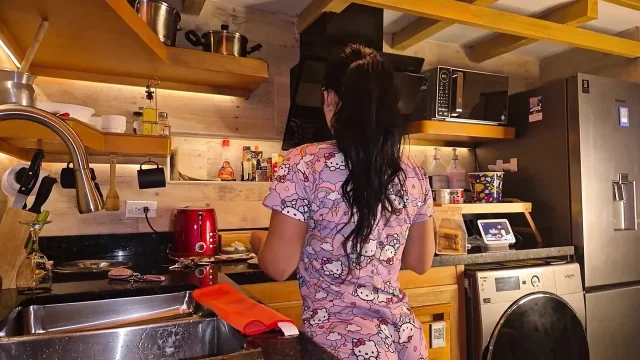 Real Newlywed Couple Fuck in in-laws' Kitchen