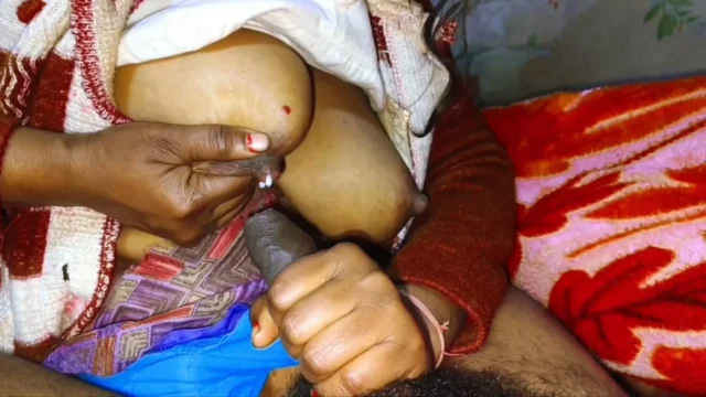 Priya bhabhi apne devar ke lund pe big boobs se dudh nikal ke handjob kiya aur