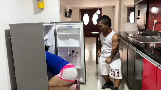 I See My Rich Stepsister Trapped in the Fridge It Makes Me Horny to See Her Huge